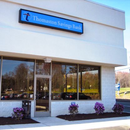 Outdoor shot of Thomaston Savings Bank branch in Middlebury, CT